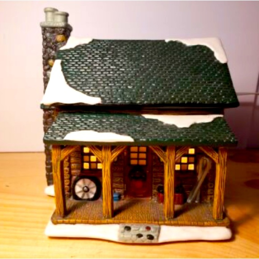 Vintage St Nicholas Square The Village Collection  "LOG CABIN" 1998 MINT Lighted